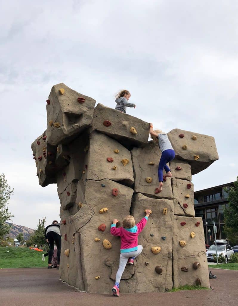 Day trips from Portland with kids: Hood River is a family-friendly town just over an hour from Portland, Oregon. Its climbing wall and parks are perfect for children! To & Fro Fam