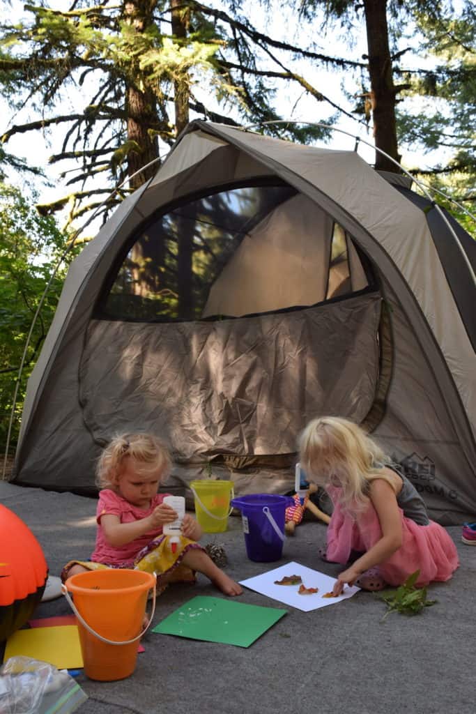 Camping art projects keep kids busy and happy when you go family camping. Click through for tons of ideas! To & Fro Fam