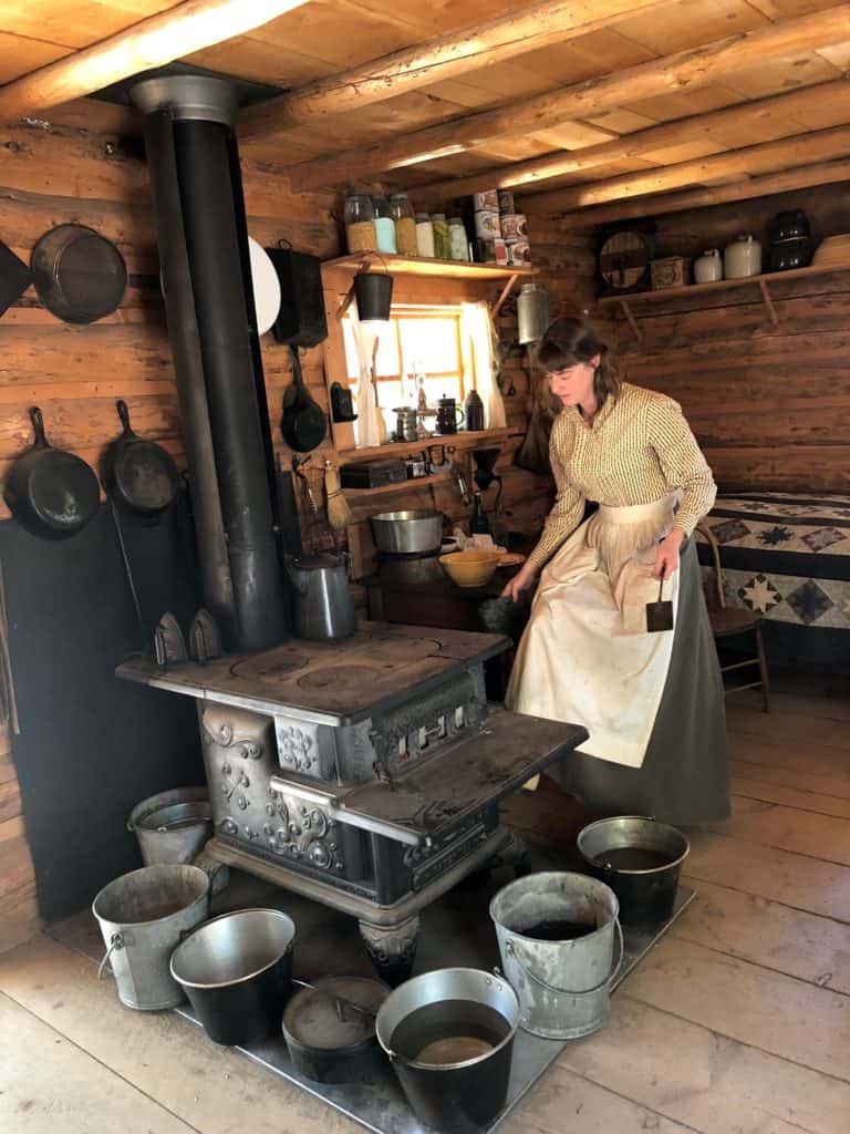 Looking for family friendly activities in Central Oregon? Visiting the High Desert Museum with kids is a great chance to explore and learn near Bend, Oregon. To & Fro Fam