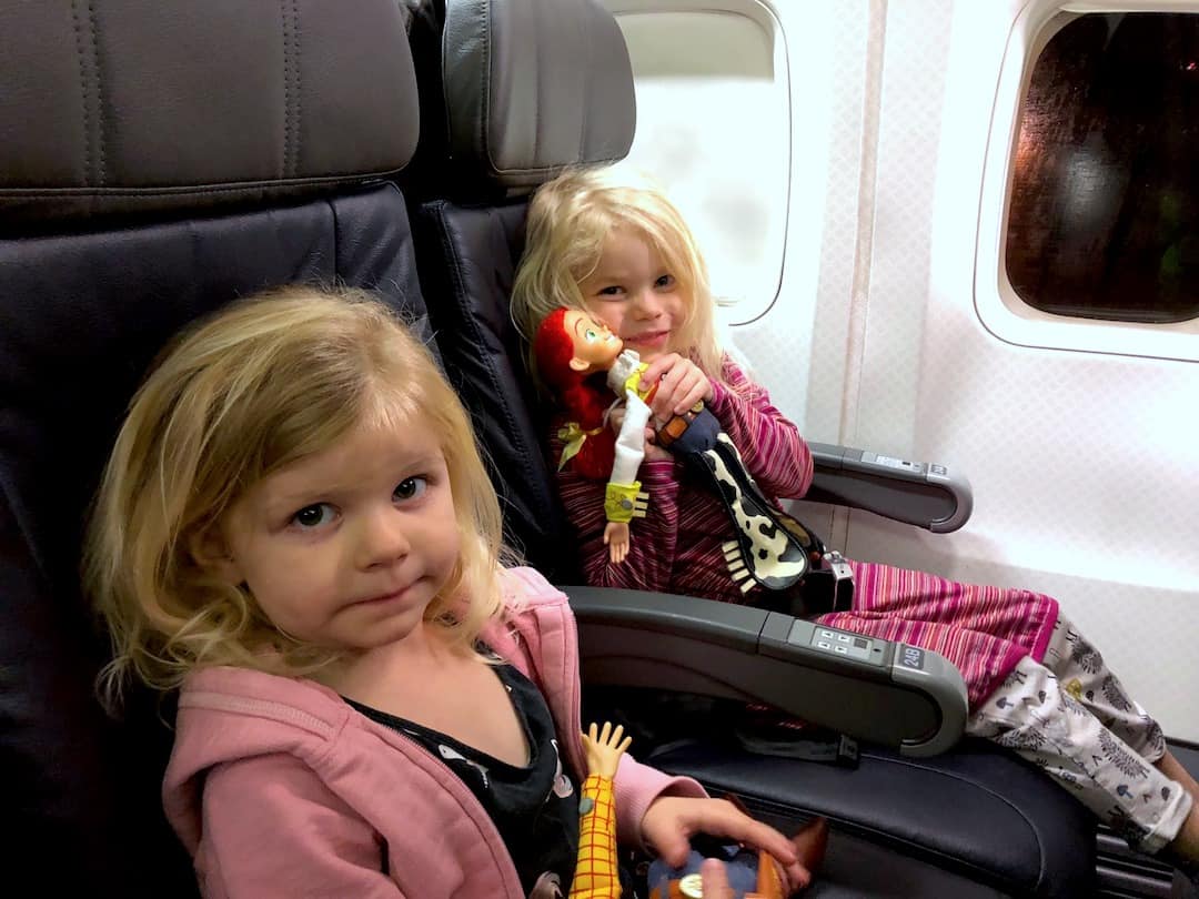 13 genius boredom busters when flying with kids (no screentime!)