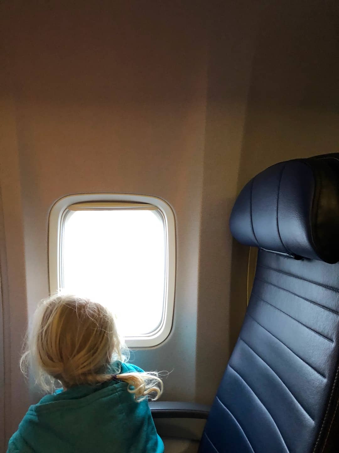 4 GENIUS ✈️ AIRPLANE MOM HACKS!! SAVE these for your next Family