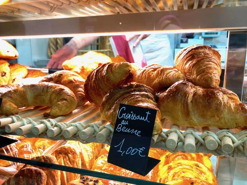 Wondering what to do in Paris? These 5 activities in Paris, France (including the best bakeries in Paris!) attract tourists but are 100% worth a visit. To & Fro Fam