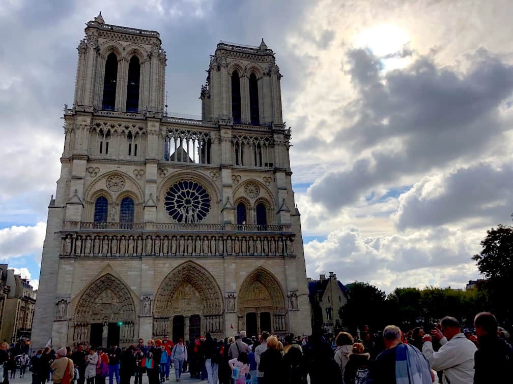 Planning to travel to France? These 5 must-do activities in Paris may be touristy but are 100% worth it. To & Fro Fam