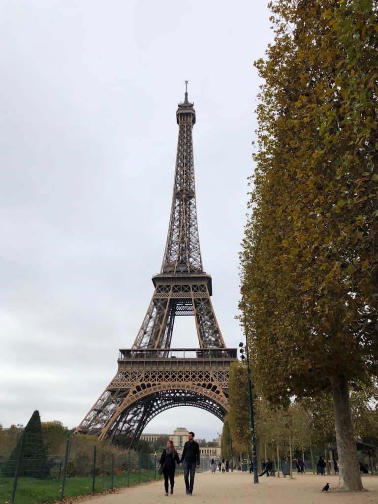 Wondering what to do in Paris? These 5 activities in Paris, France (including the Eiffel Tower!) attract tourists but are 100% worth a visit. To & Fro Fam
