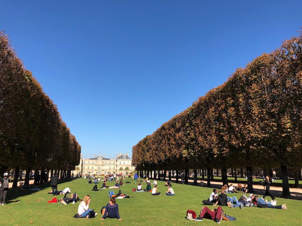 Wondering what to do in Paris? These 5 activities in Paris, France (including a picnic at the Jardin du Luxembourg!) attract tourists but are 100% worth a visit. To & Fro Fam