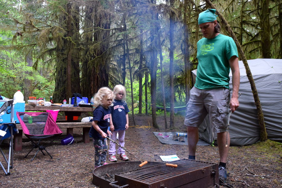 Campfire meal ideas and 34 other hacks for camping with kids / To & Fro Fam
