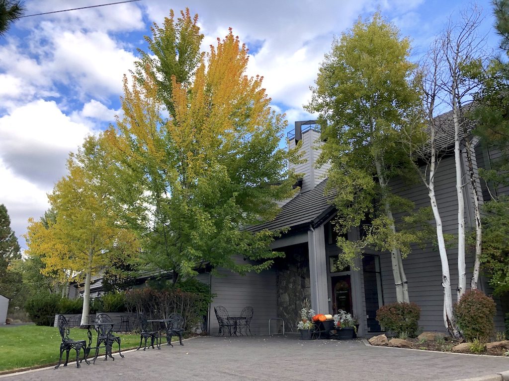 Best hotels in Bend Oregon: This boutique hotel has only a few rooms, and the suites overlook the Deschutes River. To & Fro fam