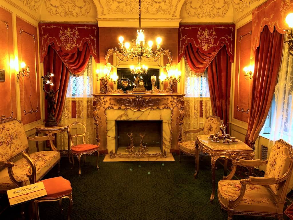 The opulent tea room in the Campbell House, a historic mansion in Spokane Washington, is part of the tour from the Museum of Arts and Culture in Spokane. If you like history and architecture, you must visit this mansion. To & Fro Fam
