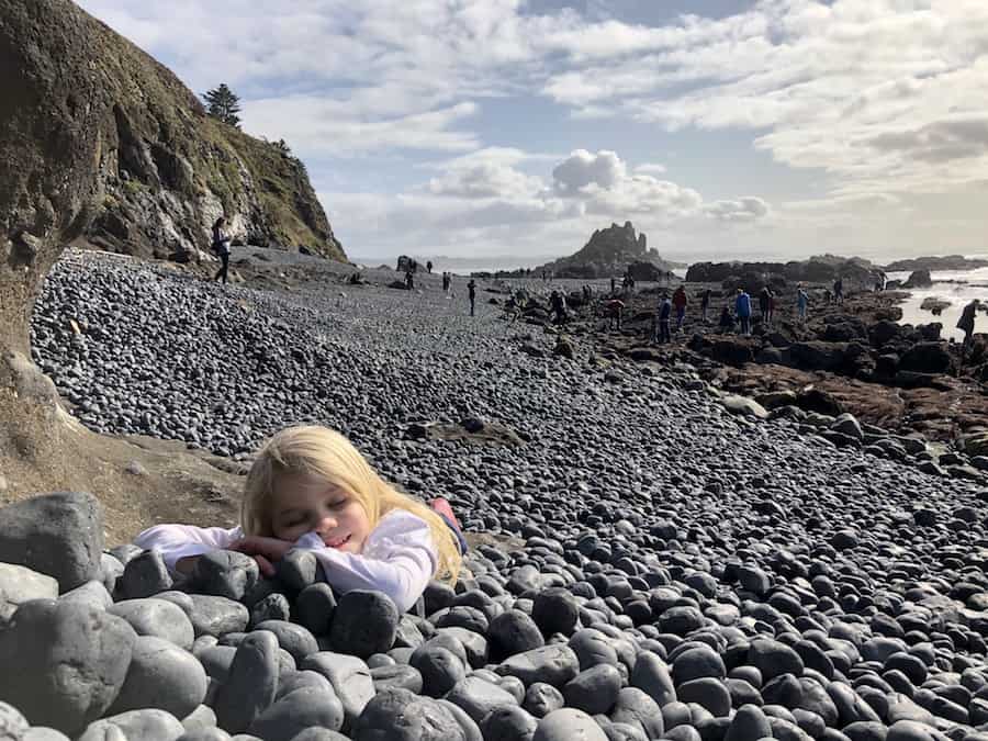 Cobble Beach in Newport, Oregon has the nickname Laughing Beach. That's because of the unique sound the rocks make when waves push them together. Come here to check out Oregon Coast tide pools and see an historic lighthouse! To & Fro Fam