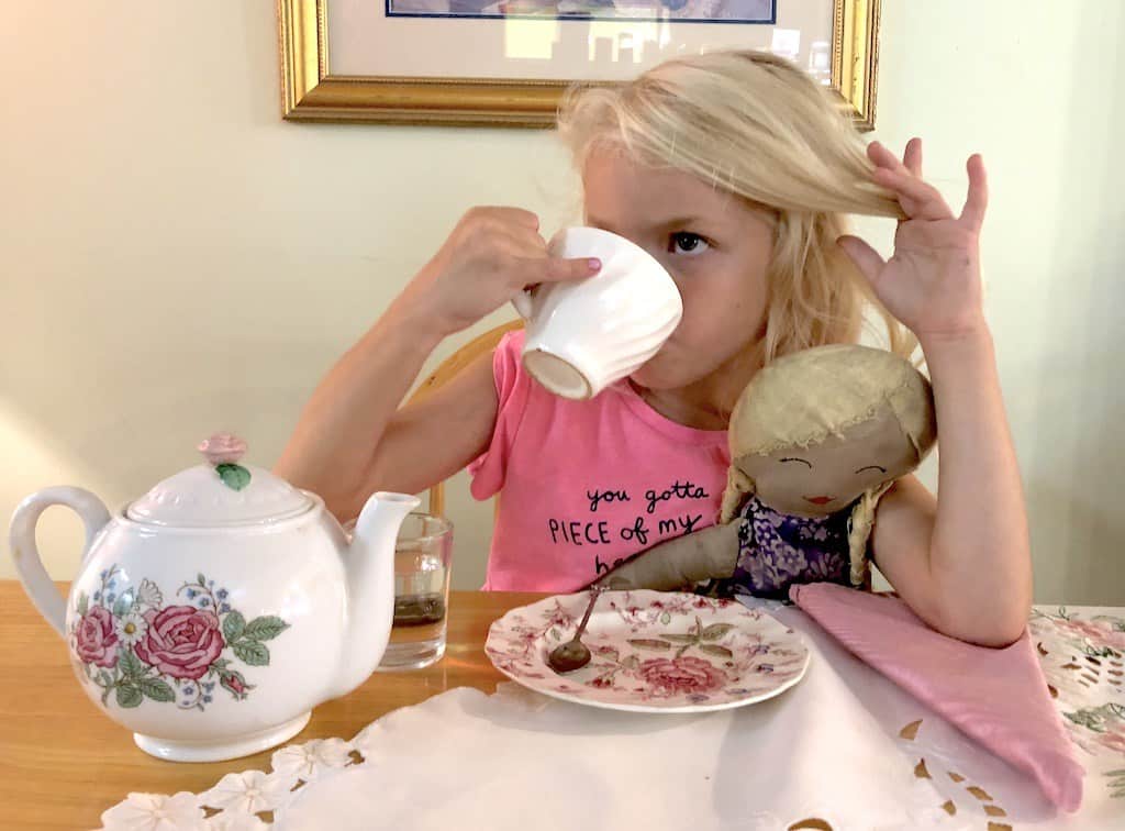 Restaurants in Albany, Oregon: The fancy high tea here is memorable and kid-friendly! Definitely one of the best things to do in Albany, OR. To & Fro Fam
