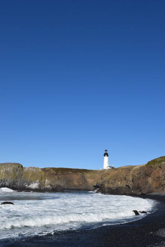 Best things to do on the Oregon Coast: See the Yaquina Head Lighthouse, between Newport and Lincoln City, OR, and its tide pools, interpretive center, stone beach and whale watching spots. To & Fro Fam