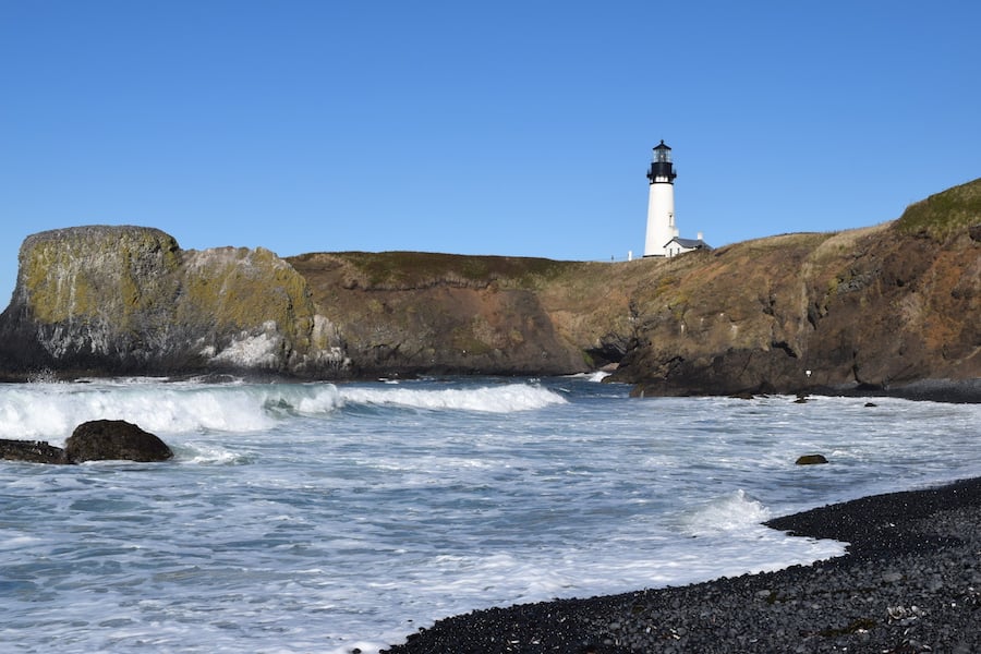 This beautiful Oregon Coast lighthouse is only one of many things to do along Highway 101. Click to see the best Oregon Coast towns, hikes, beaches and other things to do. To & Fro Fam
