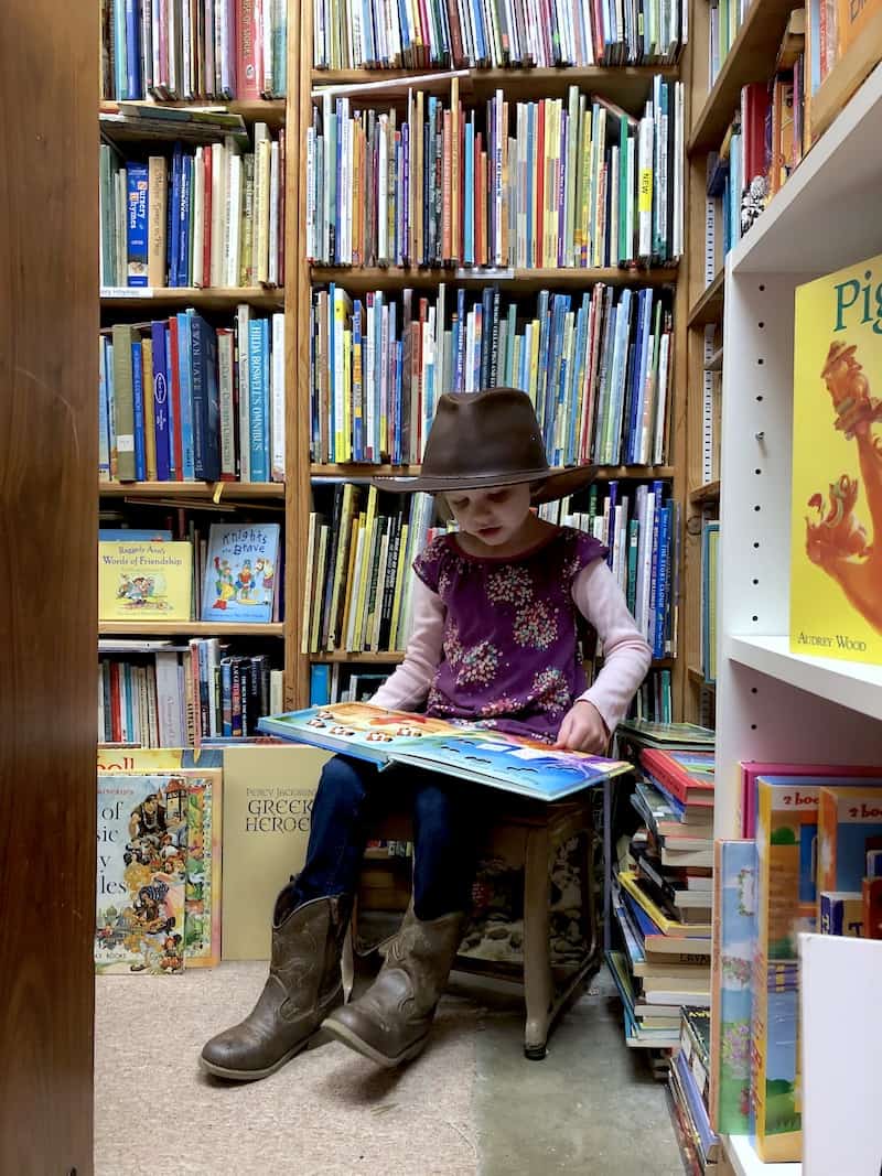 Looking for things to do on the Oregon Coast with kids? We love this quirky book shop in Lincoln City, OR. It's of course full of inexpensive books—and a shocking surprise! To & Fro Fam