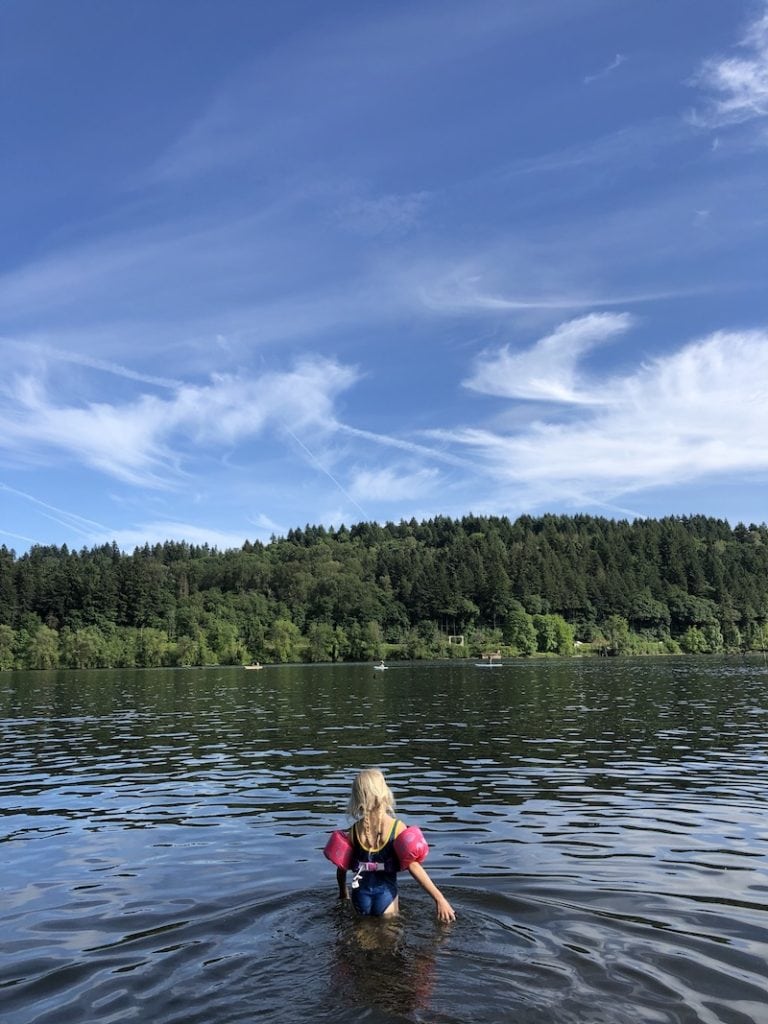 Beautiful parks near Portland, Oregon: Little West Linn, OR is full of playgrounds, skate parks, kayaking spots, beaches, river access + more. These are our favorite parks here! To & Fro Fam