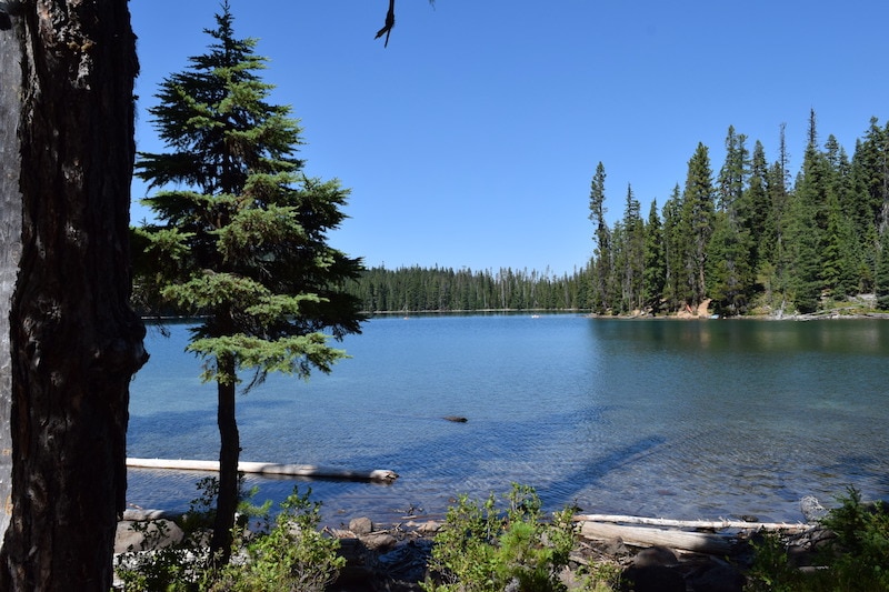 This Lucky Lake hike in Oregon is family-friendly and dog-friendly. Near Sun River and Bend, OR, it's less than 3 miles round-trip. Don't forget your swimming suit: The lake is warmer than other alpine lakes. Click for hiking and trail details plus information on backpacking and dispersed camping in the Three Sisters Wilderness. To & Fro Fam
