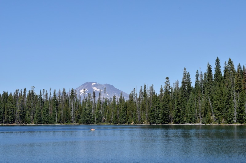 This hidden gem hike near Bend, Oregon is less popular than other trails along the Cascade Lakes Scenic Byway. The trail to Lucky Lake is just 3 miles round-trip, and you get to go swimming under the shadow of Broken Top and other mountains! Click for all the details. To & Fro Fam