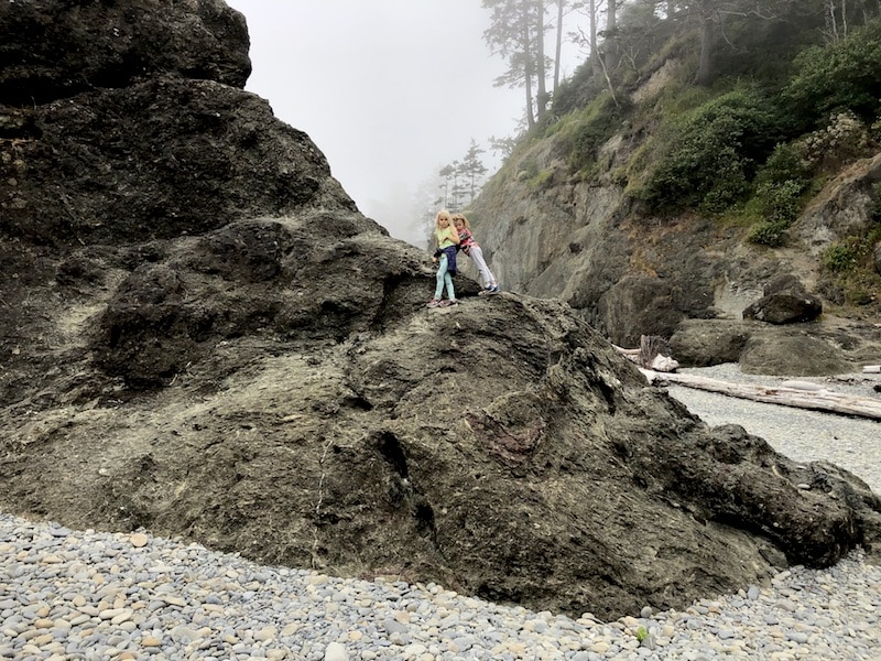 Olympic National Park in Washington is full of dramatic, kid-friendly spots. Ruby Beach near Forks, WA is one of our favorite places, especially for an Olympic National Park road trip! To & Fro Fam