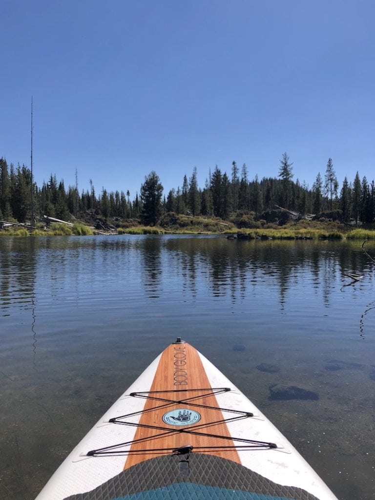Where to SUP near Bend, Oregon: Hosmer Lake is one of my favorite lakes in Central Oregon. This no-motorized-boat spot is paradise for stand up paddle boards, canoes, kayaks and fishing. The water is so clear and you get great views of the mountains. To & Fro Fam