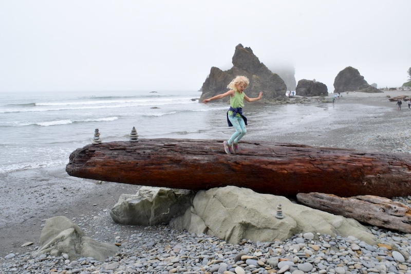 Olympic National Park in Washington is full of dramatic, kid-friendly spots. Ruby Beach near Forks, WA is one of our favorite places, especially for an Olympic National Park road trip! To & Fro Fam