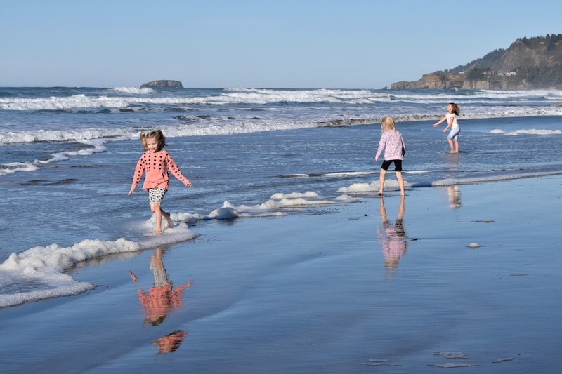 Beverly Beach, Oregon is a terrific stopping place on a Oregon Coast road trip. Stretch your legs, play in the sand and even find fossils at this beach between Newport, OR and Lincoln City. To & Fro Fam