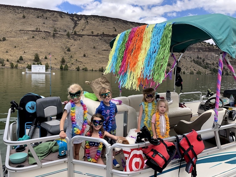 Visiting Central Oregon with kids: The best things to do near Bend, Oregon to explore Lake Billy Chinook. The family friendly Cove Palisades State Park is great for swimming spots, comfortable campgrounds, boat rentals and more! To & Fro Fam