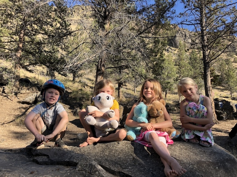 Visiting Central Oregon with kids: The best things to do near Bend, Oregon to explore Lake Billy Chinook. The family friendly Cove Palisades State Park is great for swimming spots, comfortable campgrounds, boat rentals and more! To & Fro Fam