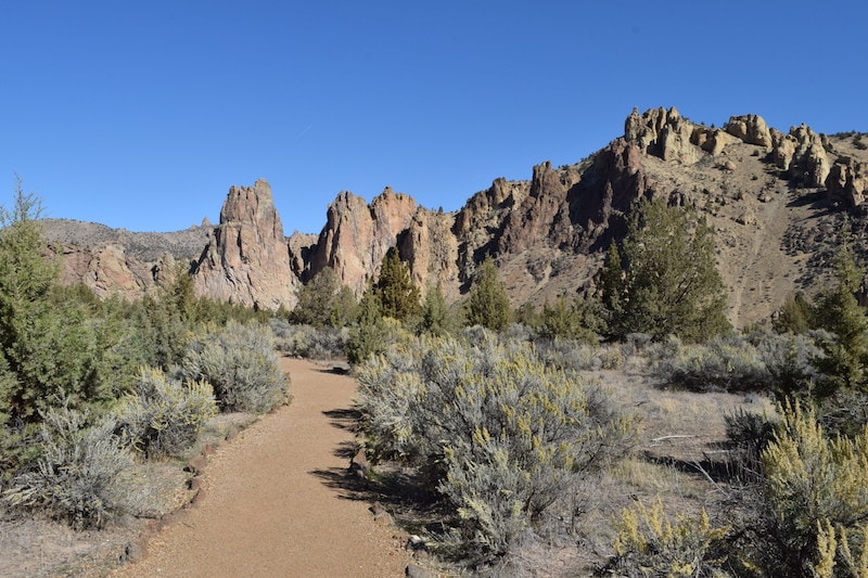 Smith Rock State Park: One of the most gorgeous state parks in Oregon. This unique spot is good for more than only rock climbing. Click for more on Smith Rock hikes and things to do nearby in Bend, OR and the rest of Central Oregon. To & Fro Fam