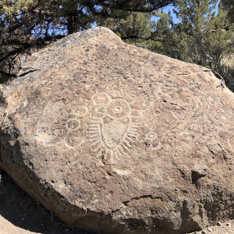 Things to do near Bend, Oregon: Check out the petroglyph at Cove Palisades State Park. This ancient marking is on an easy hike in the high desert near a lake. Click over for all the details! To & Fro Fam