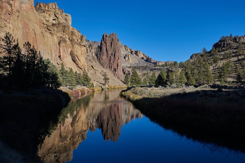 The River Trail in Smith Rock State Park is one of Central Oregon's beautiful but easy hikes. Walk along the Crooked River beneath the red rocks, cliffs and spires of this underrated state park. An excellent day trip from Bend, Oregon! To & Fro Fam