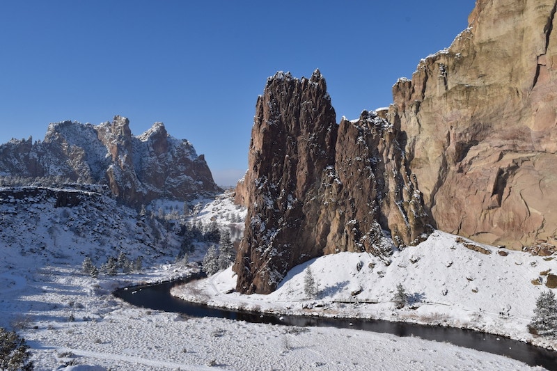 When to visit Smith Rock State Park and Central Oregon: How to see this area in winter and summer! Plus more information on the area's best hikes, lakes, places to stay, campgrounds and more. To & Fro Fam