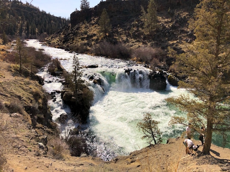 Steelhead Falls near Terrebonne, Oregon has an easy but beautiful hike. This family friendly trail is just a half-mile and takes you to this waterfall in Central Oregon. To & Fro Fam
