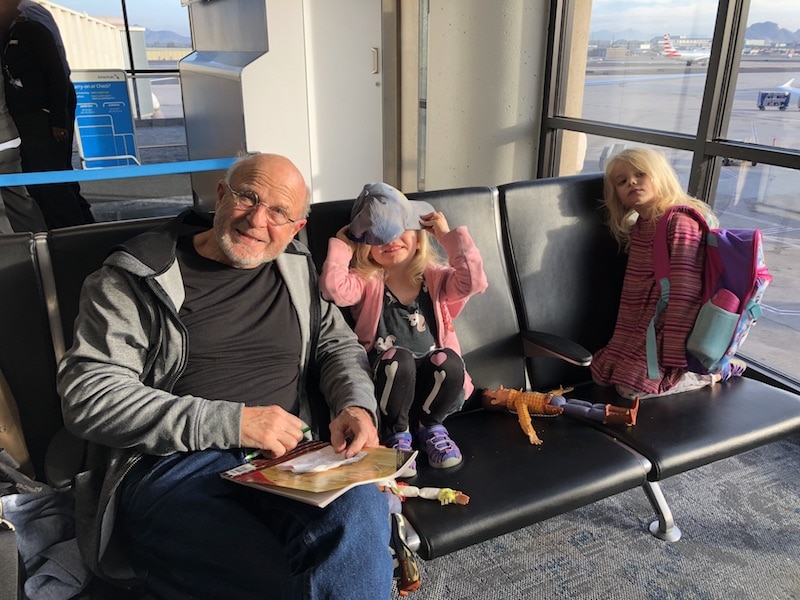 Traveling with grandchildren on a plane? Yes, it's possible! Here, 13 must-know tips to have fun on a vacation with grandparents. To & Fro Fam