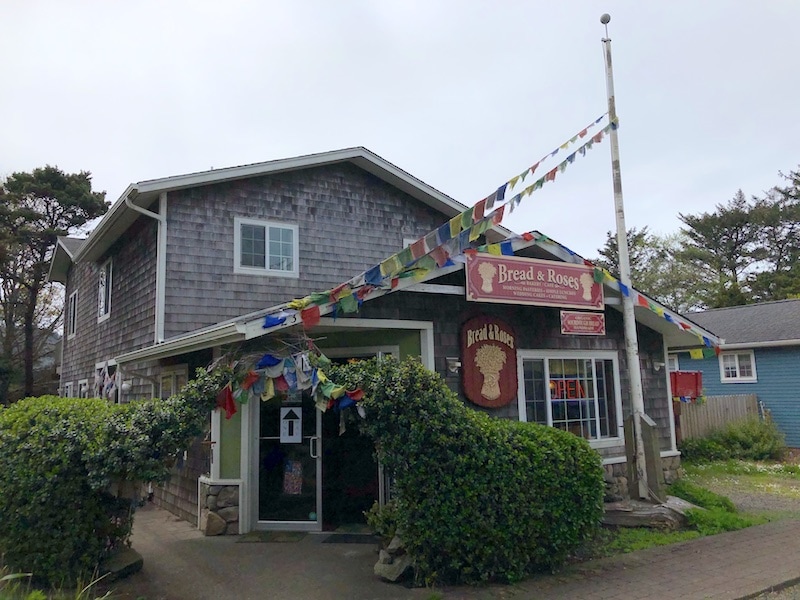 Where to eat on the Oregon Coast: Bread & Roses, a local bakery, is one of my favorite restaurants in Yachats, OR! Stop for cupcakes, pastries, focaccia-pizza and even gluten-free brownies! To & Fro Fam