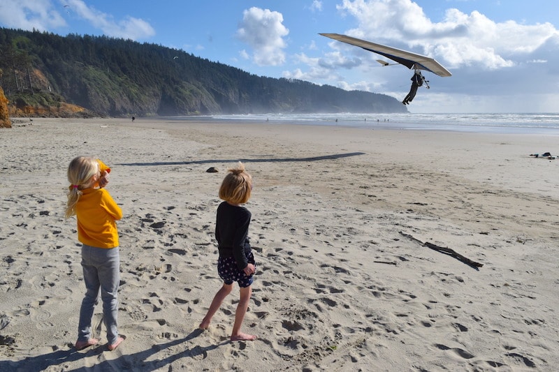 Hang gliding at the Oregon Coast: How to watch parasailers and more land at Cape Lookout State Park near Tillamook, Oregon. Plus my guide to the campground (including yurts!), trails and more. To & Fro Fam