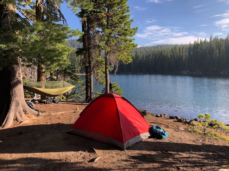 Going camping this summer? Then you need these tips for hot weather camping so you can stay cool at the campsite. To & Fro Fam