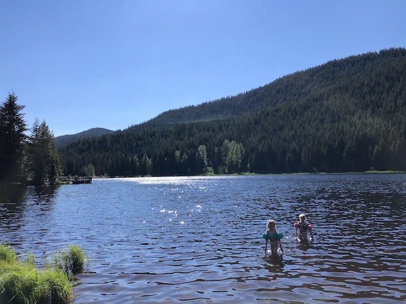 Can you swim at Trillium Lake? Absolutely! Here, all the tips and ideas you need to enjoy this Mt. Hood hike, swimming holes, fishing spots and much more, near Government Camp. To & Fro Fam