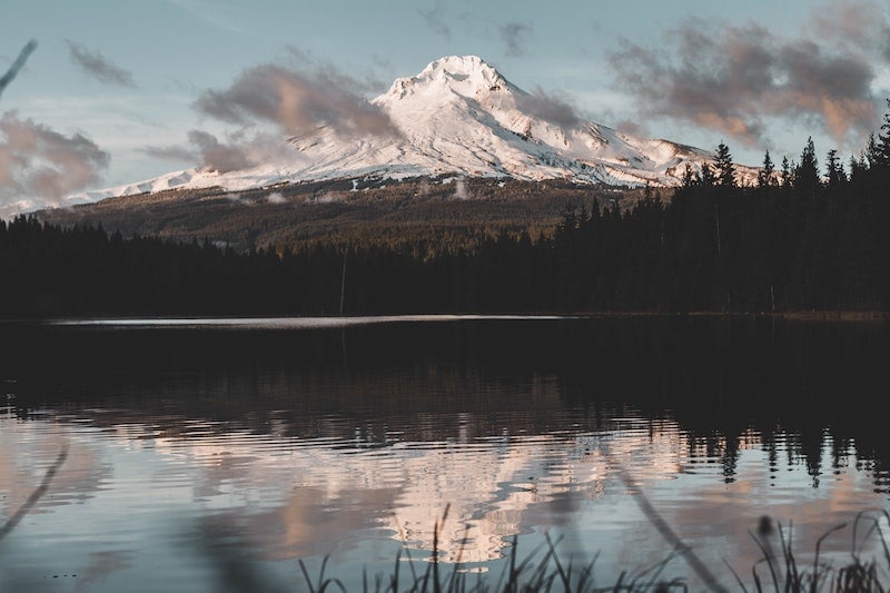Looking for things to do on Mt. Hood? In this post, I share the 7 most scenic lakes on the mountain, which are all less than 2 hours away from Portland, Oregon.  Click to learn where to SUP, hike, camp, snowshoe and more on Mt. Hood! To & Fro Fam