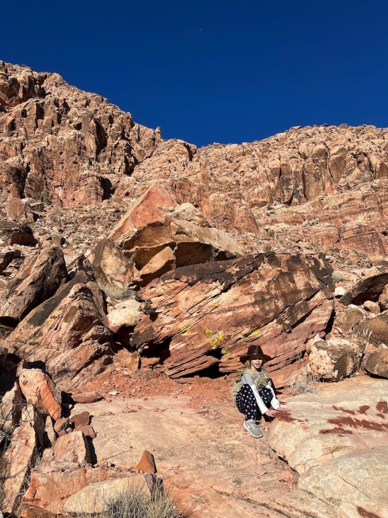 Gorgeous scenery, desert, bouldering and a hike near Las Vegas: Kraft Boulders and Mountain Loop. To & Fro Fam