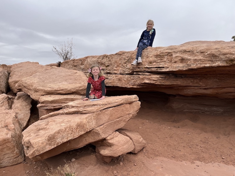 Dead Horse Point hiking - easy trails for kids, dogs, families and more / To & Fro Fam