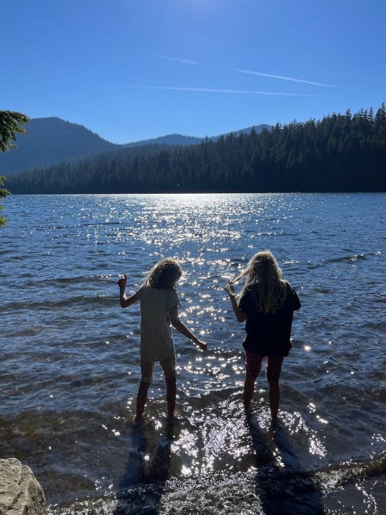Lost Lake, Oregon: Gorgeous camping, hiking, boating, and fishing on Mt. Hood. Rent a canoe or boat at the general store, or bring your stand up paddleboard. This Mt. Hood lake near Portland is an easy day trip or overnight camping trip! To & Fro Fam